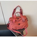 Detalle de bolsa tote de nailon terracota con bolsillos dobles con cremallera y tiradores - Rojo