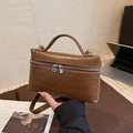 Sac à main marron avec relief crocodile, fermeture argentée et bandoulière chic - Marron