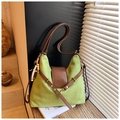 Dettaglio borsa a spalla smerigliata verde avocado con nappe boho e ciondoli con perle - Verde con Pendente