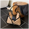 Dettaglio borsa hobo in pelle scamosciata marrone con patta nera e ciondolo in legno - Cachi con Pendente