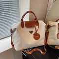 Grand sac de voyage en toile beige avec anses en cuir marron et large bandoulière - Marron