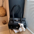 Grand sac à bandoulière noir en nylon avec pendentif ours et boucle métallique - Noir avec pendentif
