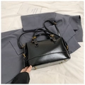 Borsa Boston in pelle nera lucida con borchie dorate e tracolla regolabile - Nero (Senza Ciondolo)