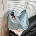 Borsa hobo in denim azzurro con bottoni colorati e tracolla in perle e cuore - Azzurro