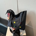 Borsa tote in denim blu scuro con bottoni colorati, ricamo a sole e ciondoli decorativi - Nero