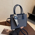 Sac à main bleu foncé en cuir avec texture tissée grise et ruban décoratif tendance - Bleu