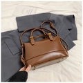 Vintage brown leather crossbody handbag with top handles and golden hardware details - No Pendant / Brown