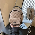 Mini mochila acolchada beige con ribetes negros, correas de cadena y cierre giratorio - Caqui