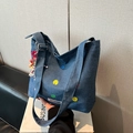 Borsa a secchiello in denim blu scuro con bottoni colorati e ricami floreali - Blu scuro