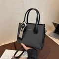 Sac fourre-tout gris tissé avec poignées en cuir noir et foulard en soie décoratif - Noir