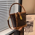 Dunkelbraune Retro-Beuteltasche mit Buchstabenmuster und abnehmbarem Schultergurt - Braun