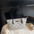 Borsa tote grande con motivo a rombi bianco e nero per un look elegante e casual - Nero senza Ciondolo
