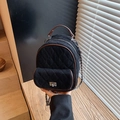 Mini mochila acolchada negra con ribete de cuero marrón y cadena de plata - Negro