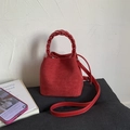 Sac seau en daim rouge avec poignée tressée et fine bandoulière au style épuré - Rouge Sisi