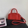 Elegante rote Bowlingtasche aus mattem Leder mit verstellbarem Schultergurt und Henkeln - Sisi Rot