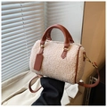 Boston-Tasche aus Fleece in Beige mit braunen Ledergriffen und verstellbarem Tragegurt - Braun