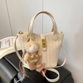 Sac seau tressé beige crème avec boucle dorée et pendentif ourson trop mignon - Avec Pendentif / Blanc Cassé Avec Pendentif