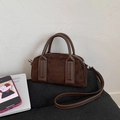 Dunkelbraune Bowling-Tasche aus Wildleder mit Ledergriffen und verstellbarem Gurt - Braun
