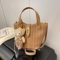 Sac seau tressé caramel avec fermoir doré et breloque ours en peluche pour mode chic - Avec Pendentif / Khaki Avec Pendentif