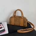Braune Bowlingtasche aus Wildleder mit glatten Ledergriffen und Silberbeschlägen - Braun