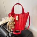 Sac seau tissé rouge avec bandoulière et accessoire charmant d'ours mignon - Avec Pendentif / Rouge avec Pendentif