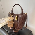 Sac seau tressé marron avec fermoir rotatif doré et pendentif d'ours en peluche - Avec Pendentif / Café avec Pendentif