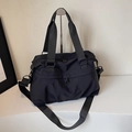 Bolso tote grande de lona negra con correa ajustable y acabado de nailon resistente - Negro