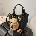 Secchiello intrecciato nero alla moda con fibbia dorata e ciondolo orsetto peluche - nero con ciondolo