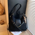 Borsa a tracolla vintage nera opaca grande con ciondolo in legno e dettagli in metallo - Nero con ciondolo