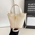 Elegante borsa a secchiello intrecciata beige con chiusura dorata e tracolla - Bianco Sporco Senza Pendente