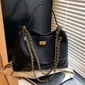 Sac cabas noir matelassé avec bandoulière chaîne dorée et fermoir pivotant chic - Noir