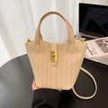 Elegante borsa a secchiello intrecciata beige con finiture dorate e tracolla - Khaki Senza Pendente