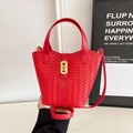 Borsa a secchiello rossa intrecciata con manico e chiusura dorata da donna - Rosso (Senza Ciondolo)