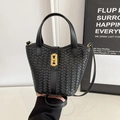 Borsa a secchiello intrecciata nera fatta a mano con chiusura dorata e tracolla - Nero senza ciondoli