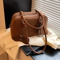 Bruine matte shopper met leren schouderband en decoratieve geweven hanger accent - Met Hanger / Bruin met hanger