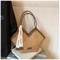 Detail der gewebten Vintage-Tragetasche mit braunem Lederbesatz und Retro-Logo-Etikett - Khaki