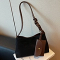 Bolso tote de ante negro con correa trenzada marrón y mini monedero colgante - Negro