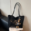 Borsa tote retrò in pelle nera con manici lunghi e un grazioso ciondolo a coniglio - Nero