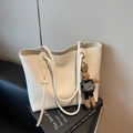 Elegante borsa tote beige grande in pelle PU con ciondolo a forma di coniglio - Bianco