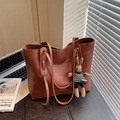 Borsa tote vintage marrone in ecopelle con spalline lunghe e ciondolo a forma di coniglio - Marrone