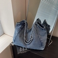 Retro blue denim tote bag with chain strap and large capacity in a vintage style - Light Blue
