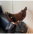 Nahaufnahme braune Wildleder-Hörnchen-Tasche mit Lederknoten und goldener Kette - Kaffeebraun