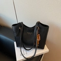 Grande borsa tote nera in pelle opaca dal design vintage con ciondolo in perline etniche - Nero con ciondolo