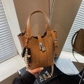 Secchiello intrecciato marrone con lucchetto in metallo argento e ciondolo in legno chic - Cachi