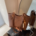 Borsa tote vintage in pelle marrone con ciondolo in legno e scritte dorate per donna - Marrone con ciondolo