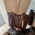 Borsa tote retrò in pelle marrone scuro con logo del marchio e ciondolo di perline - Caffè con Ciondolo