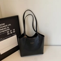 Borsa tote vintage in pelle nera con logo dorato e tracolla regolabile in metallo - Nero senza Ciondolo