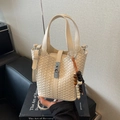 Elegante borsa a secchiello intrecciata crema con chiusura argento e ciondolo a perline - Bianco
