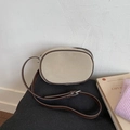 Dettaglio della borsa a tracolla in pelle scamosciata beige con finiture in pelle marrone - Bianco Sporco
