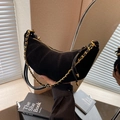 Mattschwarze Wildleder-Croissant-Tasche mit Goldkette und Umhängegurt in Lifestyle-Szene - Schwarz